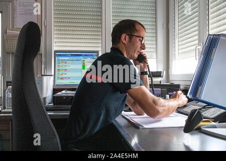 ON-DUTY TELEPHONE OPERATOR, FIREFIGHTERS FROM THE EMERGENCY RESCUE SERVICES IN ROANNE, LOIRE, FRANCE Stock Photo