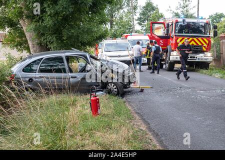 ROAD ACCIDENT, FIREFIGHTERS FROM THE EMERGENCY RESCUE SERVICES IN ROANNE, LOIRE, FRANCE Stock Photo