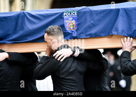 The coffin of PC Andrew Harper, the Thames Valley Police officer who died from multiple injuries after being dragged under a van while responding to reports of a burglary, arrives in the quadrangle at Christ Church Cathedral in St Aldate's, Oxford. Stock Photo