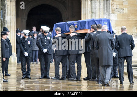 The coffin of PC Andrew Harper, the Thames Valley Police officer who died from multiple injuries after being dragged under a van while responding to reports of a burglary, arrives in the quadrangle at Christ Church Cathedral in St Aldate's, Oxford. Stock Photo