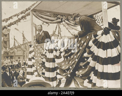 Theodore Roosevelt standing on a platform during his homecoming reception in New York City after his trip abroad Stock Photo