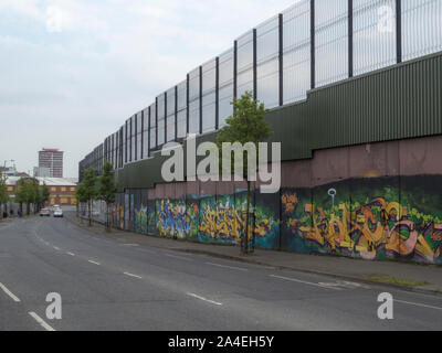 The peace line along Cupar Way in Belfast Stock Photo