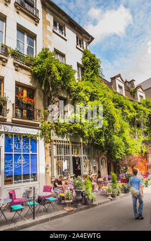 street scene in front of portuguese wine bar, food supply store and sidewalk cafe 'talego' Stock Photo