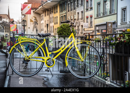 Yellow bicycle in the pedestrian zone Obere Hauptgasse, Thun, Bernese Oberland, Switzerland, Europe Stock Photo