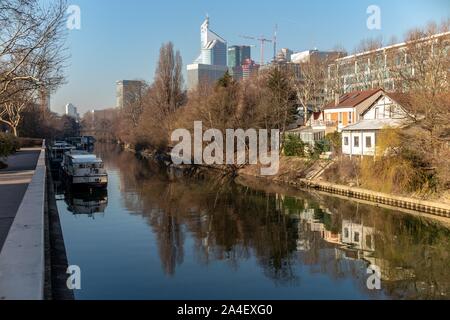 SMALL HOUSE ON THE BANKS OF THE SEINE BETWEEN COURBEVOIE, PUTEAUX, LA DEFENSE-PARIS, NEUILLY-SUR-SEINE, FRANCE Stock Photo