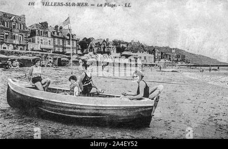 YOUNG WOMEN ON A BOAT, BEACH OF VILLERS-SUR-MER DURING THE ROARING TWENTIES, NORMANDY, FRANCE Stock Photo