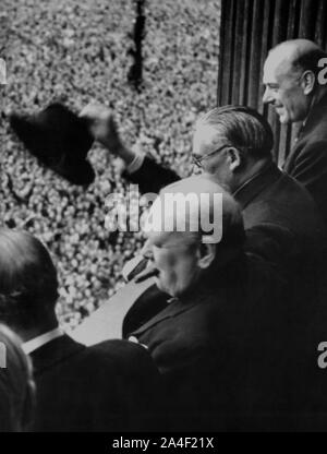 Churchill waving to the crowd from the Ministry of Health building, Whitehall. Right of picture: Ernest Bevin and Oliver Lyttleton.VE-Day. 8 May 1945 Stock Photo