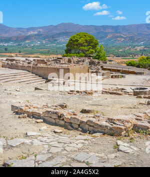 View to remains of Minoan palace at Phaistos, plateau Messara and mountains in the backdrop. Crete, Greece Stock Photo