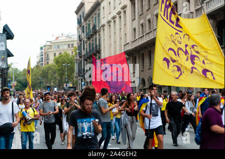 Barcelona, Spain - 14 october 2019: independentists march in laietana streets against the sentencing of catalan leaders holding placards and banners o Stock Photo