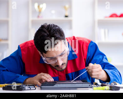 Repairman working in technical support fixing computer laptop troubleshooting Stock Photo
