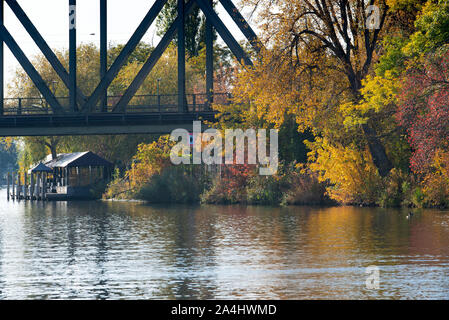 14 October 2019, Brandenburg, Schwielowsee/Ot Geltow: The bridge of the bypass from Jüterbog via Beelitz and Potsdam to Oranienburg, crossing the Caputher Gemünde, against the backdrop of autumn-coloured trees near the Caputh lido. The Caputher Gemünde is a narrow place between Schwielowsee and Templiner See. Photo: Soeren Stache/dpa-Zentralbild/ZB Stock Photo