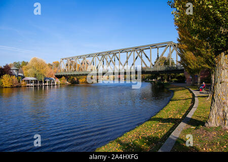 14 October 2019, Brandenburg, Schwielowsee/Ot Geltow: The bridge of the bypass from Jüterbog via Beelitz and Potsdam to Oranienburg, leading over the Caputher Gemünde, against the backdrop of autumn-coloured trees near the Caputh lido (l). The Caputher Gemünde is a narrow place between Schwielowsee and Templiner See. Photo: Soeren Stache/dpa-Zentralbild/ZB Stock Photo