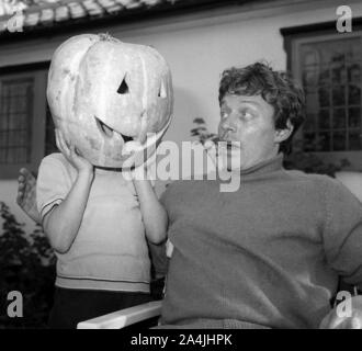 Ed Bishop with Georgina Bishop and pumpkin Mask October 1971 Ed Bishop Actor from Television Programme UFO pictured with daughter Georgina Bishop Stock Photo