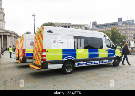 scene brutalt Grønne bønner London, UK - 15 October 2019. Police vans parked in front of the National  Gallery keep a presence after climate activists who had set up camp were  removed or face arrest a Police ban under Section 14 of the Public Order  Act 1986 after more than a week of ...