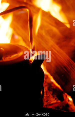 https://l450v.alamy.com/450v/2a4kd8c/coffee-pot-on-open-fireplace-close-up-2a4kd8c.jpg