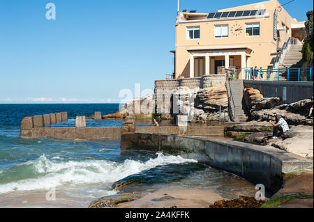 24.09.2019, Sydney, New South Wales, Australia - Ross Jones Memorial Pool at Coogee Beach and the building of the Coogee Surf Life Saving Club. Stock Photo