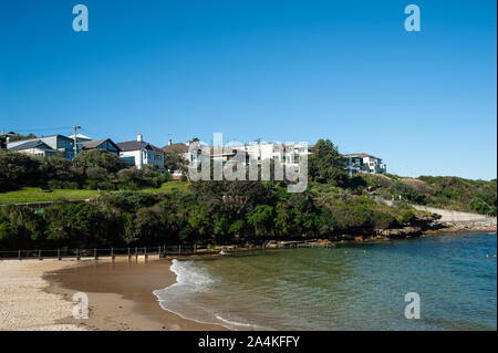24.09.2019, Sydney, New South Wales, Australia - View of Clovelly Beach under a clear blue sky with buildings in the backdrop. Stock Photo
