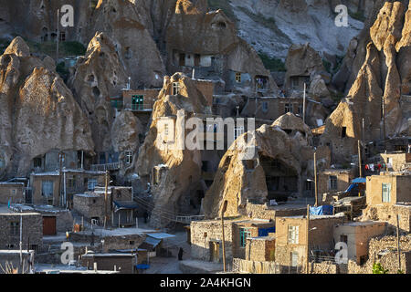 Kandovan, Iran. 31st May, 2017. The rock village Kandovan south of Tabriz in Iran, taken on 31.05.2017. The village is located at the outlet of the northwestern Sahand Mountains, about 2,200 meters high. It is built directly into the rocks. | usage worldwide Credit: dpa/Alamy Live News Stock Photo