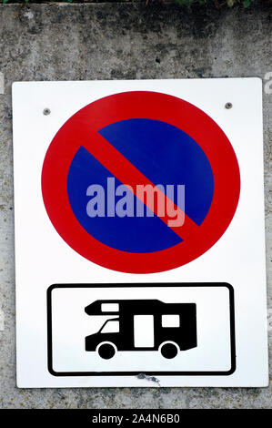 Sign prohibiting the parking of motorhomes on this parking Stock Photo