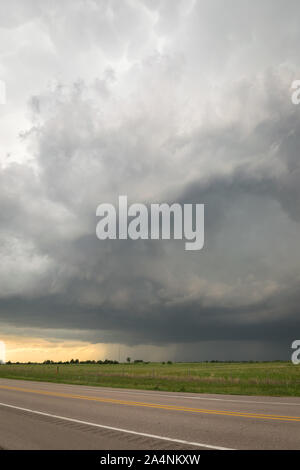 Severe warned thunderstorm over the Nebraska plains. Stormy clouds gathering southeast of Valentine, Nebraska Stock Photo