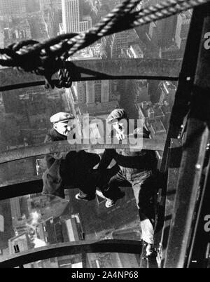 Two workers high above Manhattan during construction of the Empire State Building Stock Photo