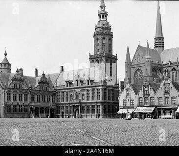 Veurne in West Flanders, Belgium 1907 Flemish gabled houses with  City hall and Court of Justice Landhuis at the Market Square at Veurne / Furnes, West Flanders, Belgium Stock Photo