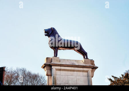 A big statue of a lion.