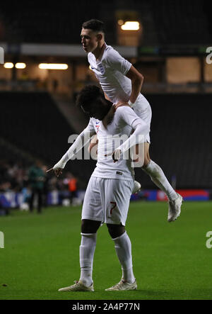 England's Callum Hudson-Odoi celebrates scoring his side's fourth goal of the game with team-mate Phil Foden during the UEFA Euro 2021 Under-21 Qualifying Group 3 match at Stadium MK, Milton Keynes. Stock Photo