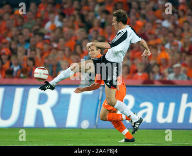 De Kuip stadium Rotterdam The Netherlands 17.8.2005, football: international friendly match , Netherlands (NED,orange) vs Germany (GER, white) 2:2; Dietmar „Didi“ HAMANN (GER),  Arjen ROBBEN (NED) Stock Photo