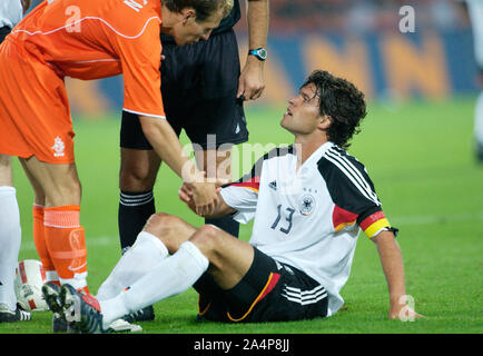 De Kuip stadium Rotterdam The Netherlands 17.8.2005, football: international friendly match , Netherlands (NED,orange) vs Germany (GER, white) 2:2; Arjen ROBBEN (NED), Michael Ballack (GER) Stock Photo