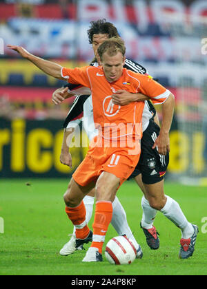 De Kuip stadium Rotterdam The Netherlands 17.8.2005, football: international friendly match , Netherlands (NED,orange) vs Germany (GER, white) 2:2; from left: Arjen ROBBEN (NED),  Michael BALLACK (GER) Stock Photo