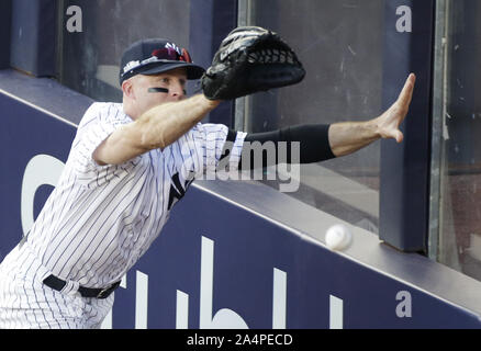 Bronx, United States. 15th Oct, 2019. New York Yankees Brett Gardner fails to catch a ball at the wall in the 4th inning against the Houston Astros in game 3 of the American League Championship Series at Yankee Stadium on Tuesday, October 15, 2019 in New York City. The Yankees and the Astros are tied in the best of 7 series 1-1. Photo by John Angelillo/UPI Credit: UPI/Alamy Live News Stock Photo