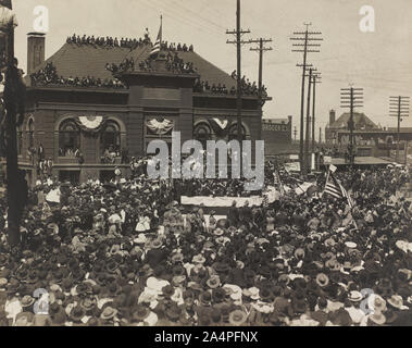 U.S. President Theodore Roosevelt giving Speech to Crowd in front of Texas and Pacific Railroad Company Building, Fort Worth, Texas, USA, Photograph by Charles L. Swartz, April 1905 Stock Photo