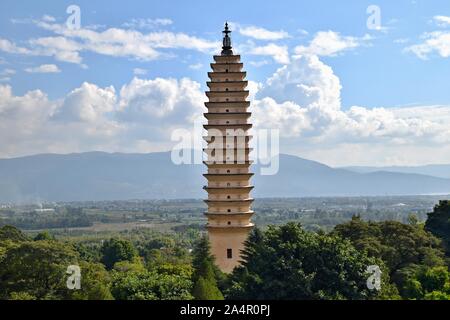 The Three Pagodas of the Chongsheng Temple near the old town of Dali in Yunnan province in China. Stock Photo