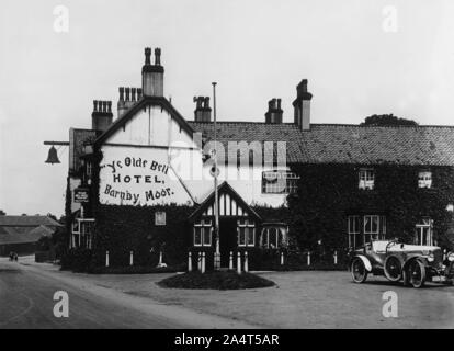 Old Bell Hotel, Barnby Moor, A1 Great North Road, 1913 Vauxhall 30/98 parked. Stock Photo