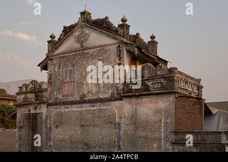 01 Apr 2007 Old house with tin roof Chandod Village Gujarat Taluka Dabhoi District: Vadodara  Narmada Gujarat INDIA Stock Photo