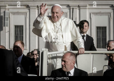 Vatican City, Vatican. 16th October, 2019. Pope Francis leads the weekly General Audience in St. Peter's Square.  Credit: Giuseppe Ciccia/Alamy Live News Stock Photo