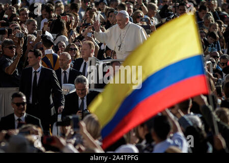 Vatican City, Vatican. 16th October, 2019. Pope Francis leads the weekly General Audience in St. Peter's Square.  Credit: Giuseppe Ciccia/Alamy Live News Stock Photo