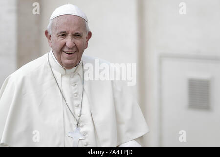 Vatican City, Vatican. 16th October, 2019. Pope Francis leads the weekly General Audience in St. Peter's Square.  Credit: Giuseppe Ciccia/Alamy Live News Stock Photo