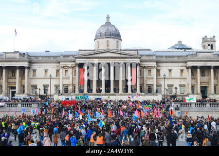 London, UK - 16 October 2019. Climate activists from Extinction rebellion stage a protest vigil in Trafalgar Square to demonstrate against section 14 of the public order act 1986 issued  by the Police banning protests. Extinction Rebellion has sought a judicial review to challenge a London-wide protest ban in the High courts Credit: amer ghazzal/Alamy Live News Stock Photo