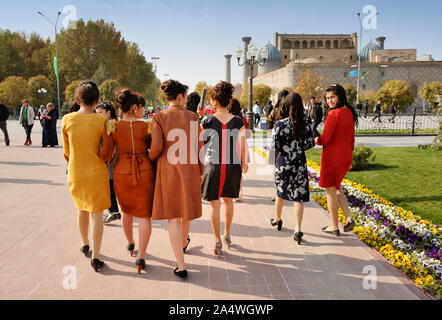 Uzbek girls during a wedding at the Registan square, a Unesco World Heritage Site, Samarkand. Uzbekistan Stock Photo