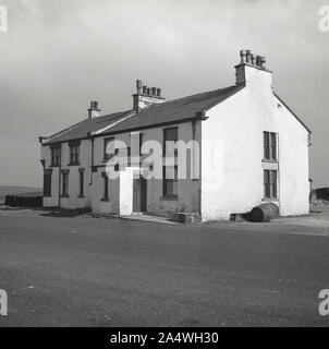 1950s, historical, exterior view from this era of the Cat and Fiddle public house, near Buxton, Peak District, England, UK. Built circa 1813, the inn lies on moorland, on high ground on the road (A537) between Macclesfield and Buxton and was the second-highest public house in England, at 1690 feet above sea level. Owned by the Robinsons Brewery family since 1931, the pub closed in 2014, re-opening in 2020 as a distillery, with shop and bar. Stock Photo