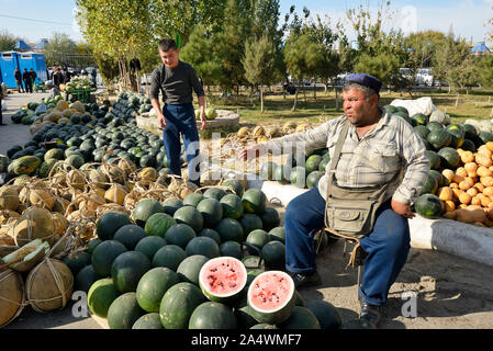 Melons and watermelons vendor. Chorsu Bazaar is the main bazaar located in the old town of Tashkent. Uzbekistan Stock Photo