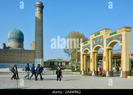 Street scene with the main gate of the famous Siyob Bazaar and Bibi Khanum mosque. Samarkand, a UNESCO World Heritage Site. Uzbekistan Stock Photo