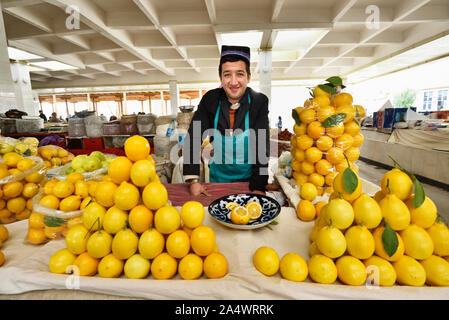 Lemon seller at the Siyob Bazaar. Samarkand, a UNESCO World Heritage Site. Uzbekistan Stock Photo