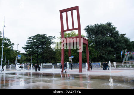 Broken Chair and fountains at the United Nations, Geneva Stock Photo