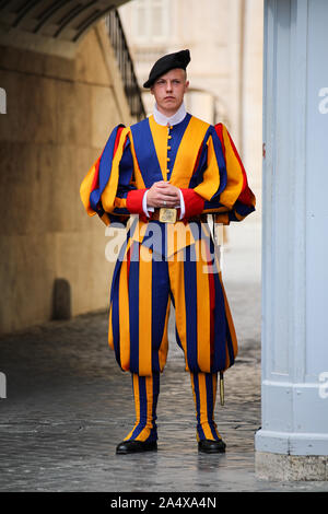 Swiss guard soldier at the gate of Basilica di San Pietro in Vatican City Stock Photo