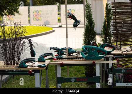Moscow, Russia, 08.07.2019 muzenidis Park, a set of various new modern carpentry and carpentry tools laid out for demonstration on the table Stock Photo