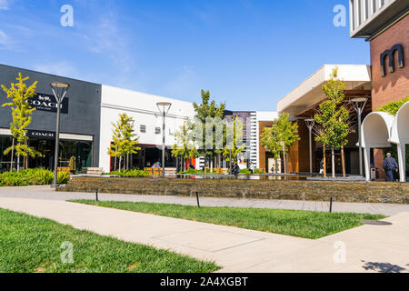 August 20, 2019 Palo Alto / CA / USA - Lululemon Sign at Their Store  Located in Stanford Shopping Center, San Francisco Bay Area Editorial Stock  Photo - Image of francisco, center: 156765698