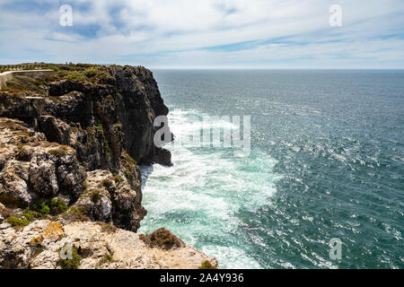 Spectacular cliffs overlooking the Atlantic Ocean at Cape Sagres, Algarve, Portugal Stock Photo